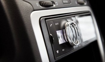 Магнитола устанавливается в специальную шахту в панели Магнитола устанавливается в специальную шахту в панели