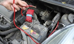 Подсоединение силовой проводки к аккумуляторной батарее автомобиля Подсоединение силовой проводки к аккумуляторной батарее автомобиля